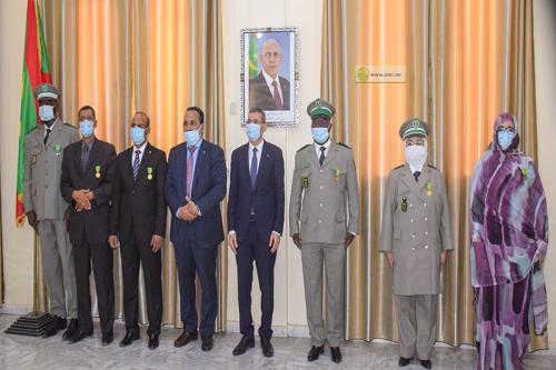 صورة وزير المالية يوشح بعض موظفي وعمال القطاع