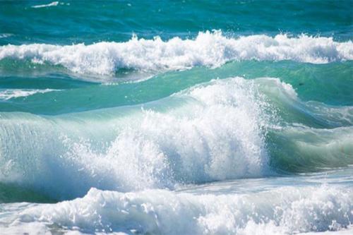 صورة هيئة الأرصاد الجوية تحذر من اضطراب أمواج البحر