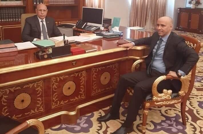 صورة رئيس الجمهورية يهنئ سجين غوانتنامو السابق محمدو ولد صلاحي