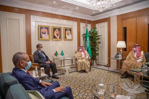 صورة وزير الخارجية الموريتاني يجري مباحثات مع نظيره السعودي