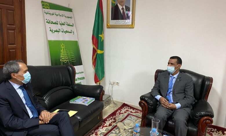 صورة رئيس السلطة العليا للسمعيات البصرية يستقبل السفير المغربي في موريتانيا