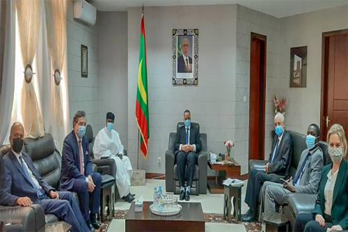 صورة وزير الخارجية يستقبل بعثة رباعية لمتابعة نتائج قمة انجامينا