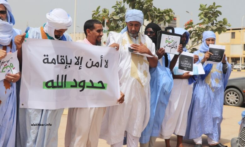 صورة علماء وأئمة يتظاهرون للمطالبة بتطبيق الشريعة الإسلامية
