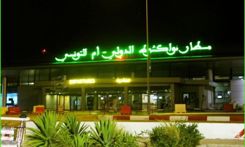 صورة التحقيق في محاولة تهريب كميات من العملة الصعبة من مطار نواكشوط