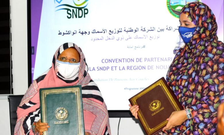 صورة اتفاقية شراكة بين جهة نواكشوط ومؤسسة توزيع الأسماك