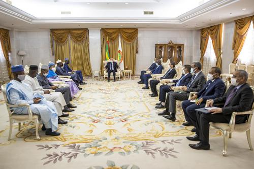 صورة رئيس الجمهورية يستقبل وفدا يضم عدة وزراء من دولة مالي