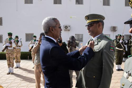 صورة وزير الدفاع يوشح عددا من الضباط وضباط الصف والجنود والدركيين
