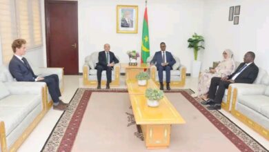 صورة الوزير الأول يستقبل السفير الفرنسي