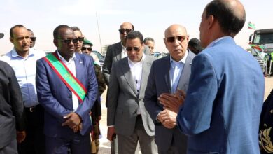 صورة رئيس الجمهورية يشرف على وضع الحجر الأساس للمركز التقني لطمر النفايات الصلبة بروصو الذي ينفذه مشروع مدن