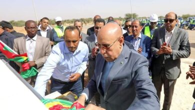 صورة رئيس الجمهورية يشرف على وضع الحجر الأساس للمركز التقني لطمر النفايات الصلبة بروصو الذي ينفذه مشروع “مدن”