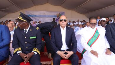 صورة رئيس الجمهورية يضع حجر الأساس لمشروع نقل المياه متعددة الاستخدامات من ضفة النهر إلى ولايات الوسط
